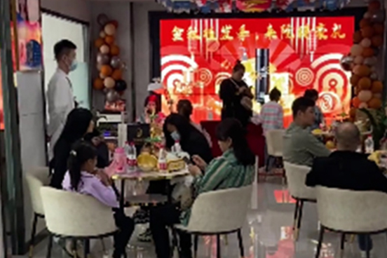 郑州曙光植发在商会大厦中心广场举行了盛大的开业典礼