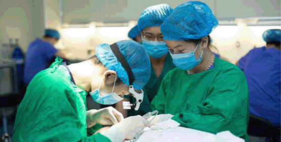 郑州曙光植发在商会大厦中心广场举行了盛大的开业典礼