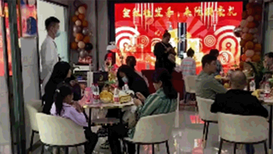 郑州曙光植发在商会大厦中心广场举行了盛大的开业典礼